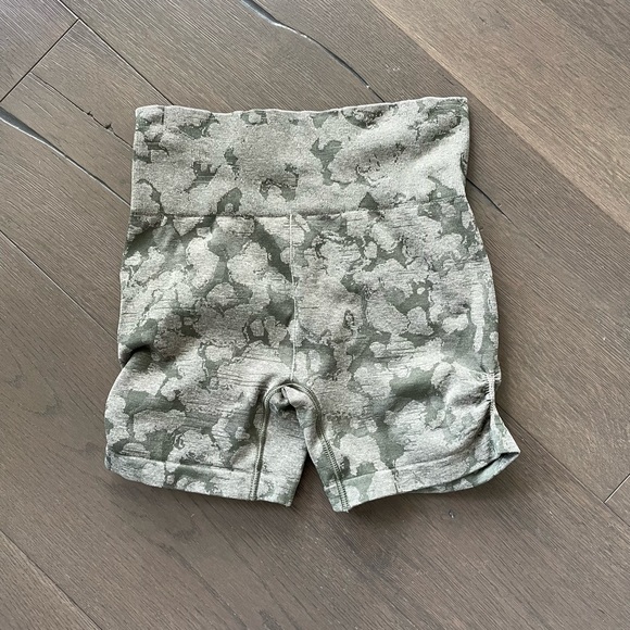 Gymshark Adapt Camo Seamless Shorts - Picture 3 of 4